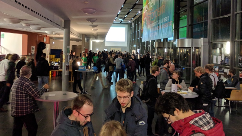 Menschen im Foyer