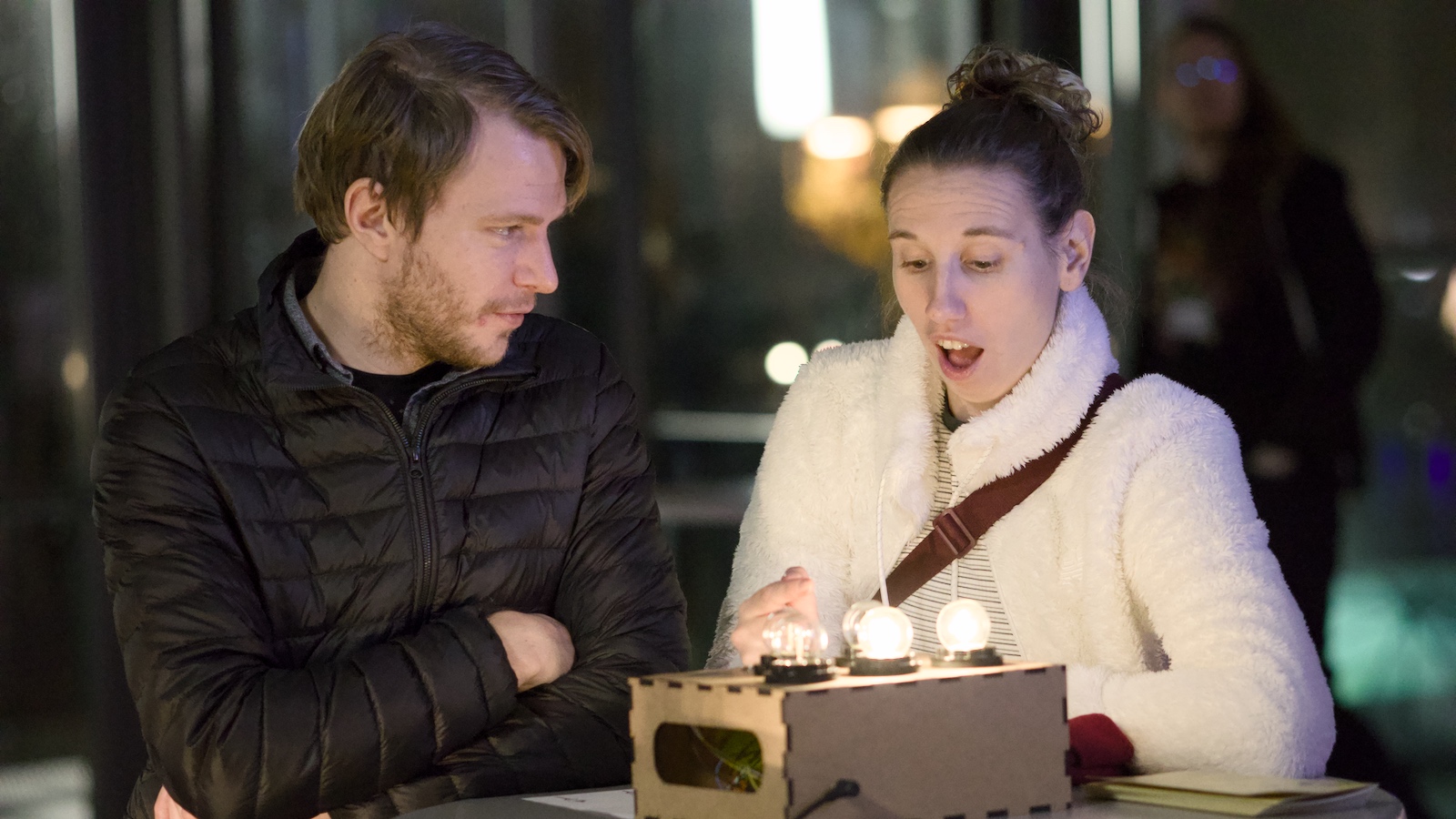 Kunstinstallation Gaslighting. Schalte mit fünf Buttons alle fünf Lampen ein