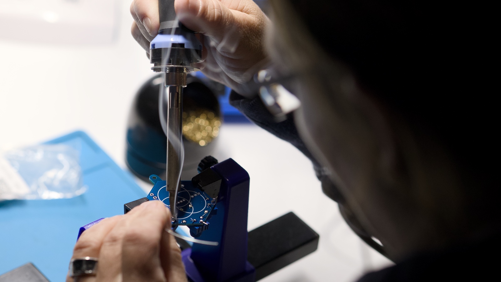 Für alle, die unser Nachtlicht schon kennen, hatten wir noch einige weitere Einstiegs-Bausätze vom leuchtenden Kreisel über leuchtende LEDs bis hin zu einem Metalldetektor dabei.