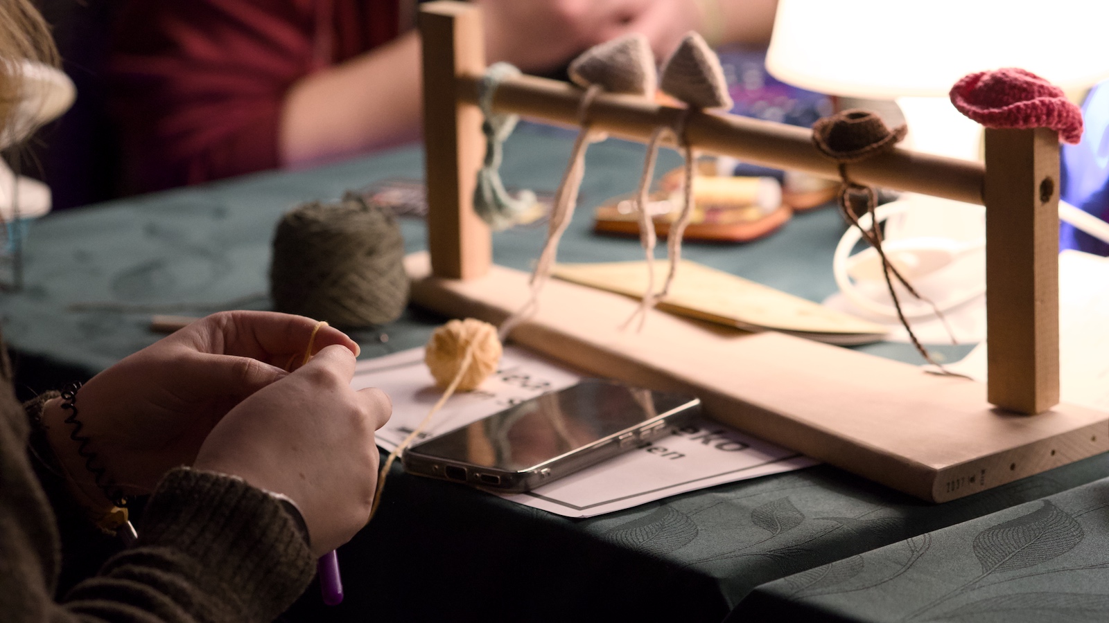 An diesem Stand konntest Du mit Garn, Häkelnadel und Fantasie Deine eigene Headset-Deko machen.