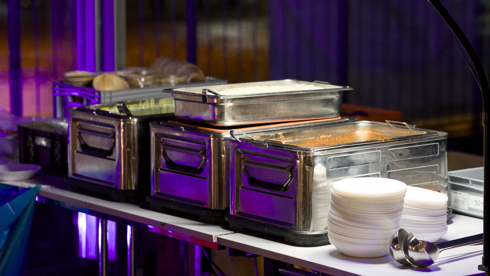 Während der gesamten Veranstaltung wurden Brötchen, Brezel und warme Speisen verkauft.